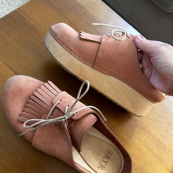 Bryr Clogs with Kilt - Picture 2 of 5